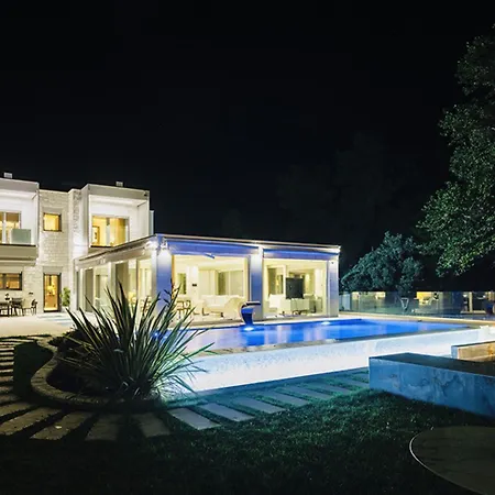 Meltemi Pool 10 Guests 4 Bedrooms Villa Chaniotis